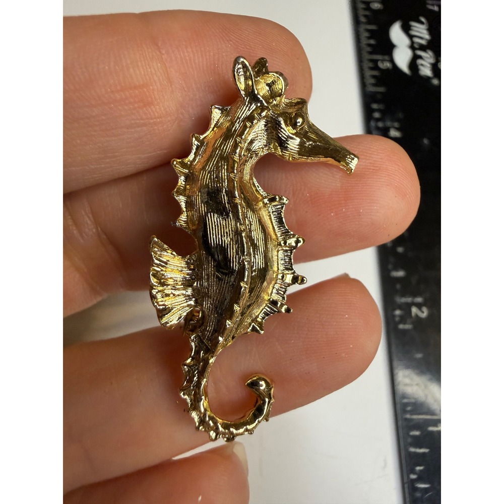 Gold Tone Seahorse Brooch Nautical Ocean Sea Creature Lapel Pin Accessory